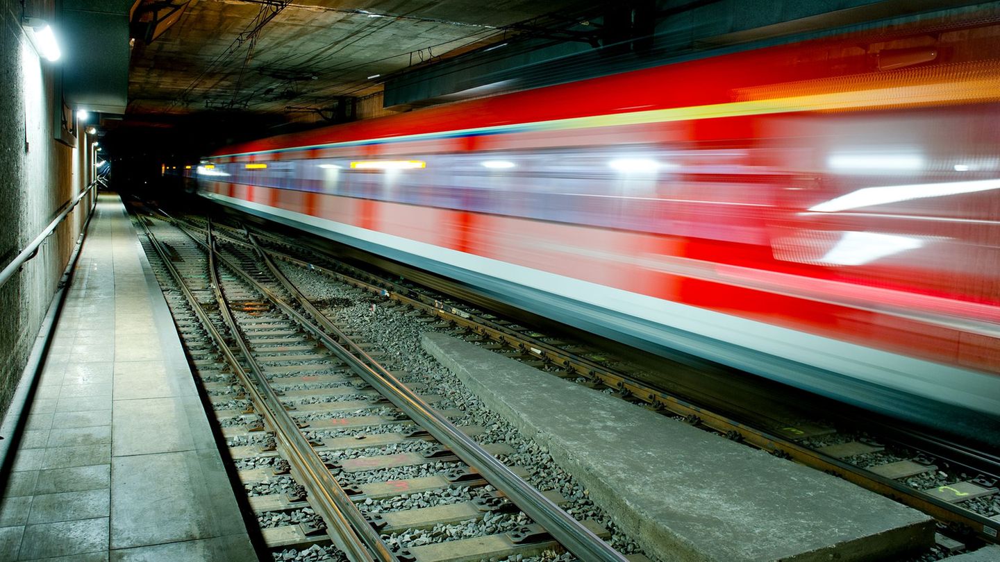 Ein Mann hat eine Frau vor einer einfahrenden S-Bahn in die Gleise gestoßen - nun steht er vor Gericht. (Symbolbild) Foto: Chris