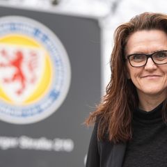 Nicole Kumpis und Eintracht Braunschweig trauern im Stadionsprecher Frank Kornath. Foto: Swen Pförtner/dpa