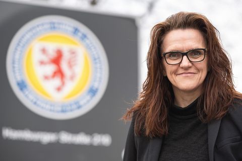 Nicole Kumpis und Eintracht Braunschweig trauern im Stadionsprecher Frank Kornath. Foto: Swen Pförtner/dpa