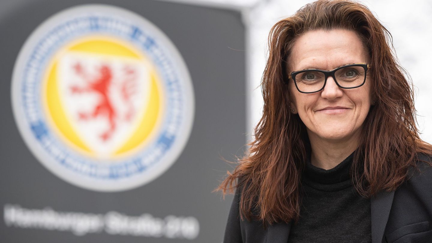 Nicole Kumpis und Eintracht Braunschweig trauern im Stadionsprecher Frank Kornath. Foto: Swen Pförtner/dpa