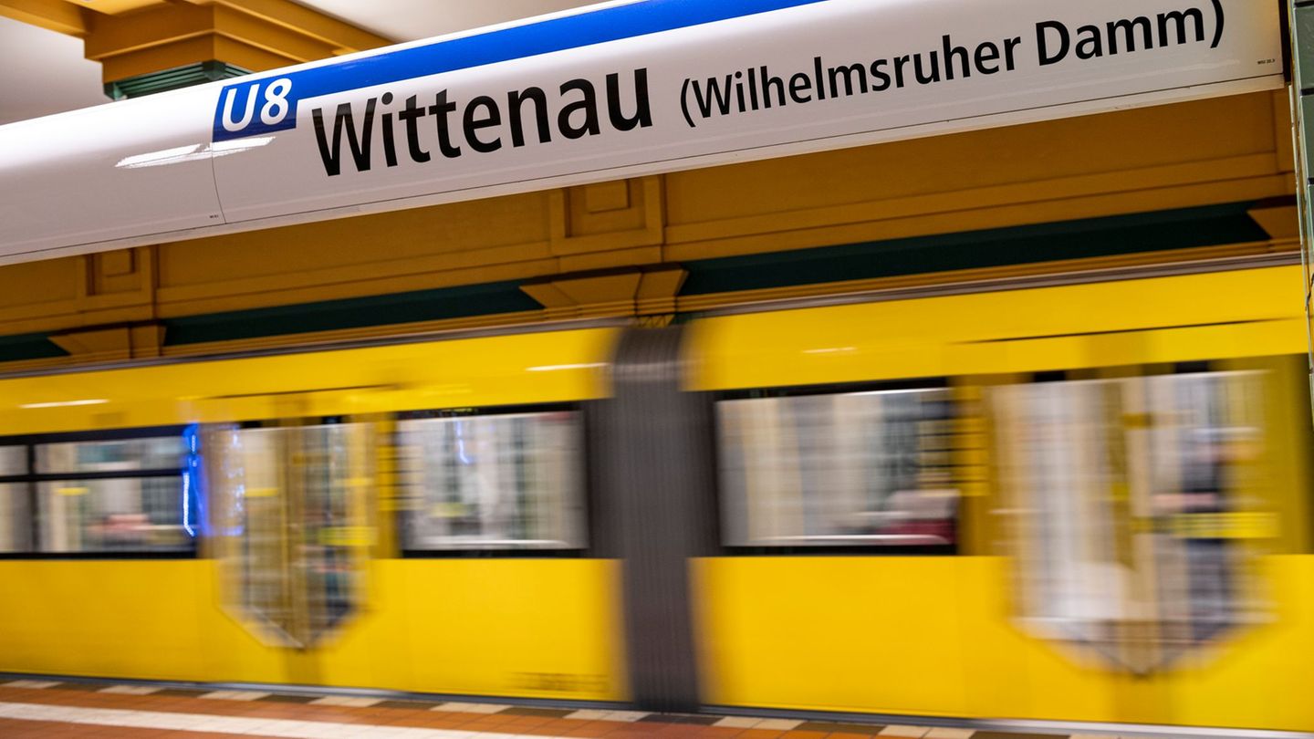 Die Polizei führte Waffenkontrollen entlang der U8 durch. (Symbolbild) Foto: Fabian Sommer/dpa