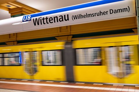 Die Polizei führte Waffenkontrollen entlang der U8 durch. (Symbolbild) Foto: Fabian Sommer/dpa