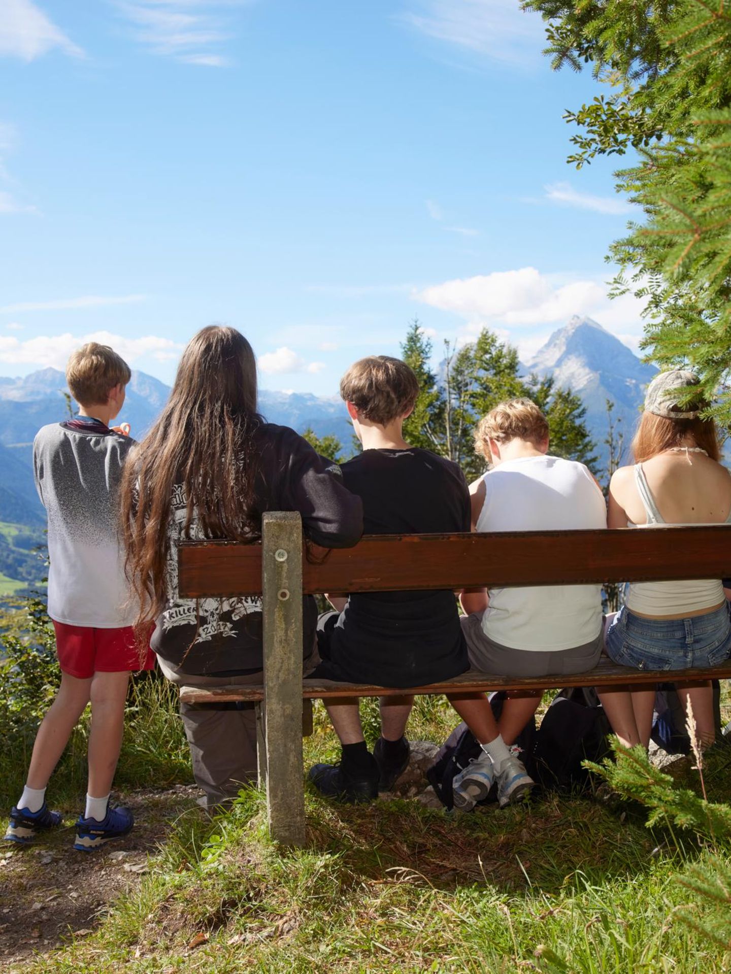 Handysucht: Jugendliche des Meki-Therapieprojekts sitzen auf einer Bank an einem Berggipfel