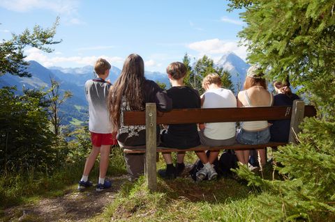 Handysucht: Jugendliche des Meki-Therapieprojekts sitzen auf einer Bank an einem Berggipfel