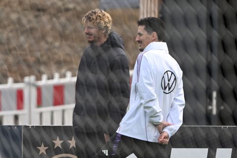 Nur Zuschauer beim Training: Nick Woltemade mit Co-Trainer Benjamin Hübner (r). Foto: Federico Gambarini/dpa