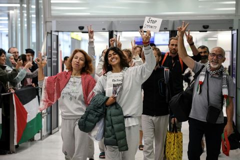 Rima Hassan (Mitte) und weitere Aktivisten der Gaza-Hilfsflotte