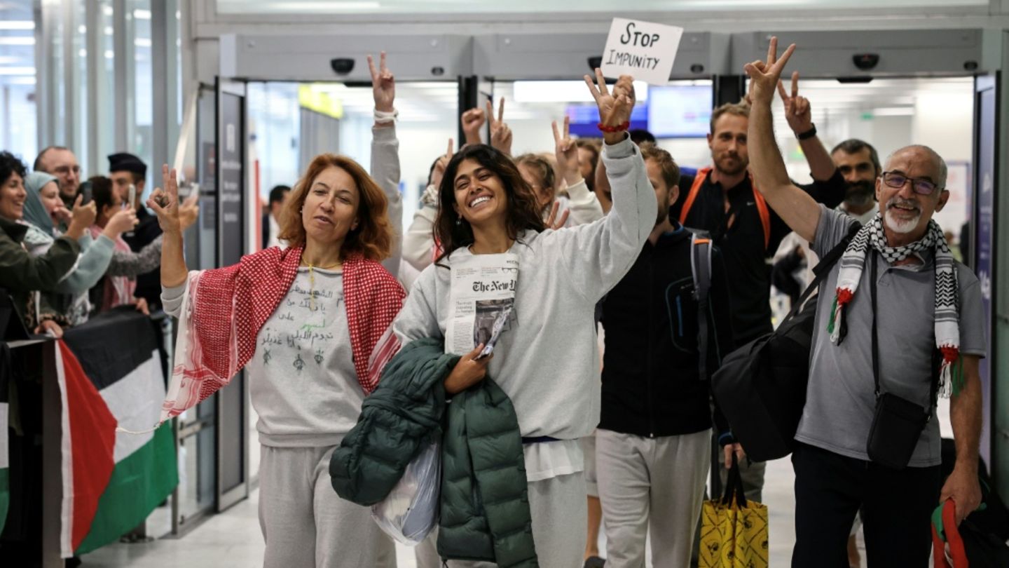Rima Hassan (Mitte) und weitere Aktivisten der Gaza-Hilfsflotte