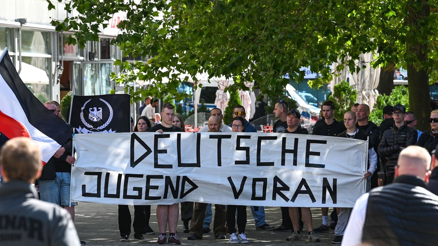 Die Gruppe "Deutsche Jugend Voran" wird von der Bundesregierung als Beispiel für eine junge, rechtsextreme Gruppierung genannt.