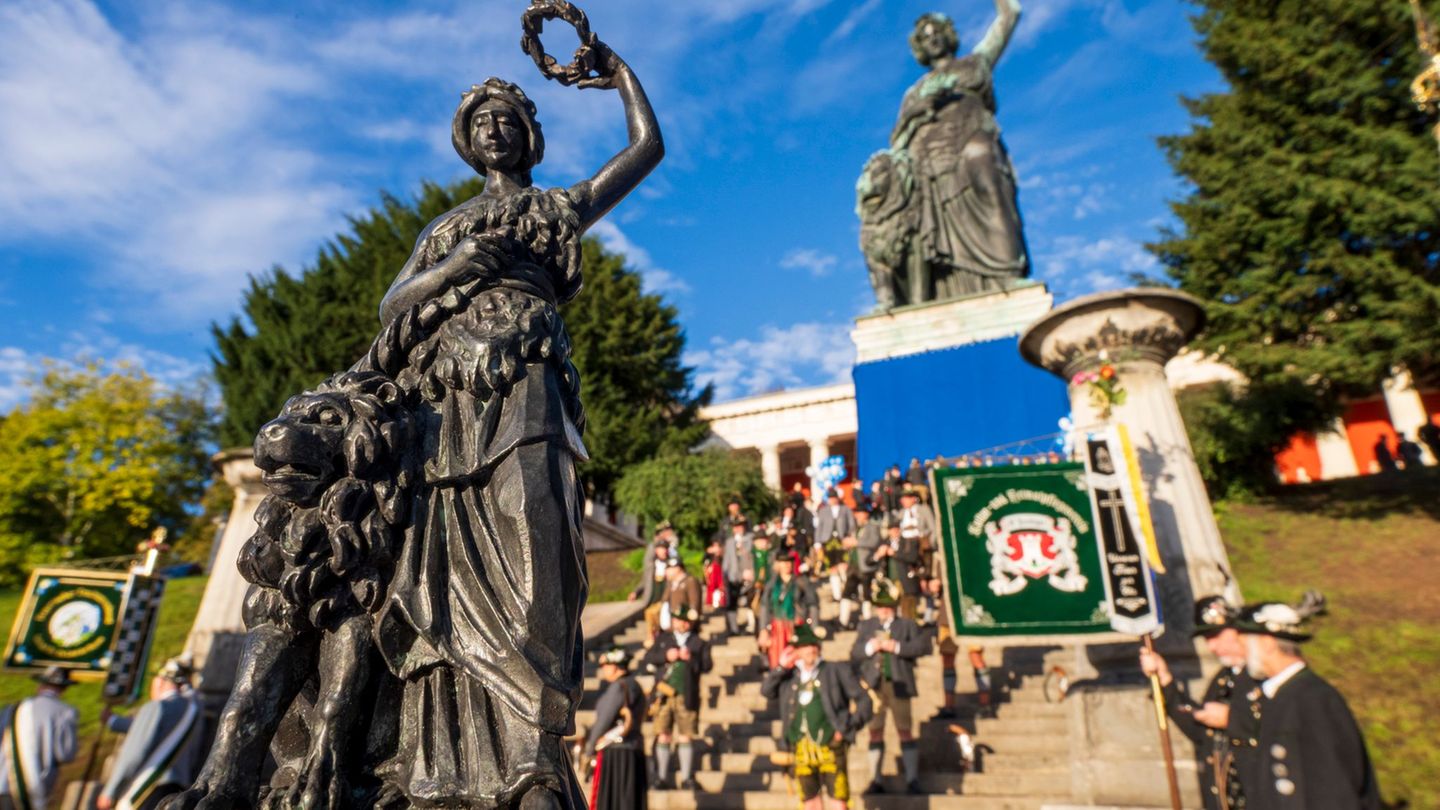 Seit 175 Jahren thront die Bavaria über der Theresienwiese. Foto: Peter Kneffel/dpa