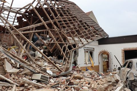 Ein Gebäude liegt nach einer Explosion in Trümmern. Foto: René Priebe/dpa