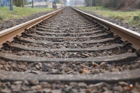 Die Identität eines Mannes, der tot an Bahngleisen in Starnberg lag, ist weiterhin unklar. (Symbolbild) Foto: Marcus Brandt/dpa