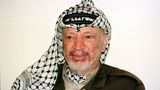 Arafat erhielt den Nobelpreis als Symbolfigur für den Friedensprozess im Nahen Osten, hatte aber als Anführer der Palästinensischen Befreiungsorganisation (PLO) lange Zeit Terroranschläge und Gewalt mitverantwortet. Viele Kritiker sahen in ihm einen Kriegsführer und Terroristen