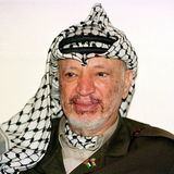 Arafat erhielt den Nobelpreis als Symbolfigur für den Friedensprozess im Nahen Osten, hatte aber als Anführer der Palästinensischen Befreiungsorganisation (PLO) lange Zeit Terroranschläge und Gewalt mitverantwortet. Viele Kritiker sahen in ihm einen Kriegsführer und Terroristen