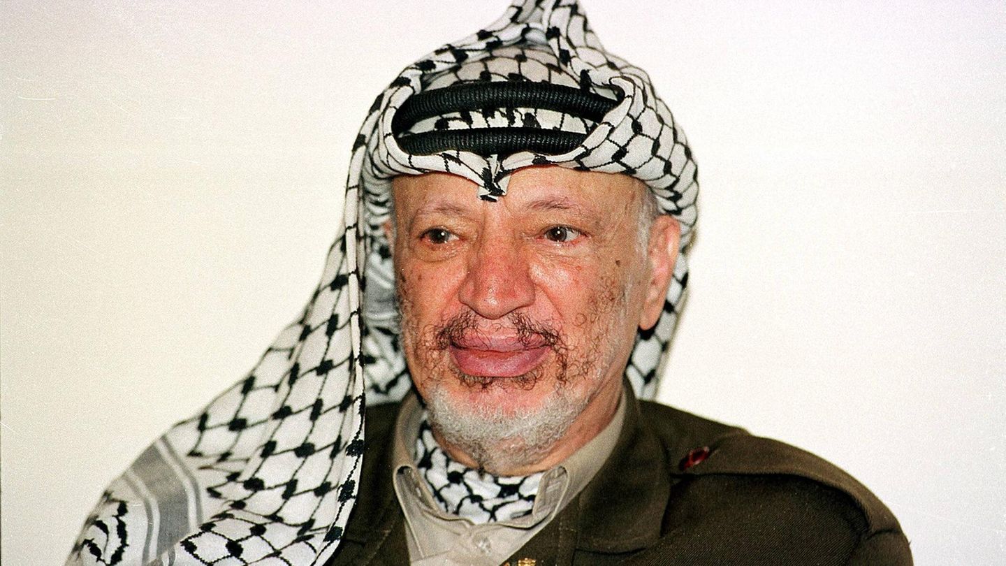 Arafat erhielt den Nobelpreis als Symbolfigur für den Friedensprozess im Nahen Osten, hatte aber als Anführer der Palästinensischen Befreiungsorganisation (PLO) lange Zeit Terroranschläge und Gewalt mitverantwortet. Viele Kritiker sahen in ihm einen Kriegsführer und Terroristen