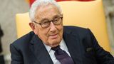 Kissinger, von 1973 bis 1977 US-Außenminister, wurde für seine Rolle bei Friedensverhandlungen im Vietnamkrieg mit dem Preis bedacht, trotz seiner Mitverantwortung an umstrittenen Kriegsaktionen in Vietnam, Kambodscha und Chile – der vietnamesische Politiker Le Duc Tho, der mit Kissinger gemeinsam ausgezeichnet wurde, lehnte deshalb den Preis ab
