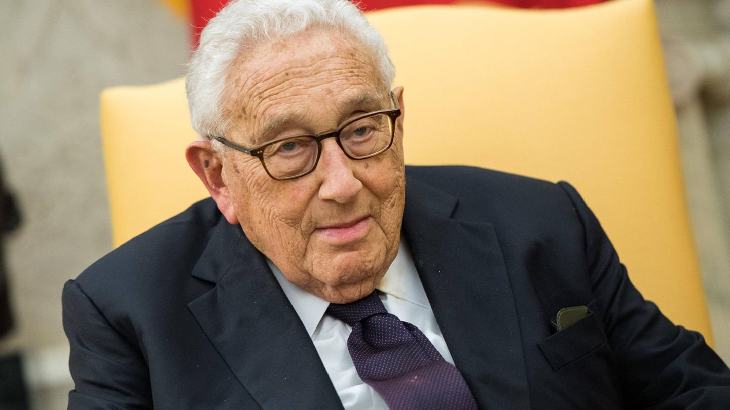 Kissinger, von 1973 bis 1977 US-Außenminister, wurde für seine Rolle bei Friedensverhandlungen im Vietnamkrieg mit dem Preis bedacht, trotz seiner Mitverantwortung an umstrittenen Kriegsaktionen in Vietnam, Kambodscha und Chile – der vietnamesische Politiker Le Duc Tho, der mit Kissinger gemeinsam ausgezeichnet wurde, lehnte deshalb den Preis ab