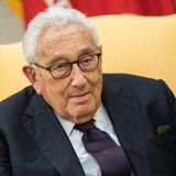 Kissinger, von 1973 bis 1977 US-Außenminister, wurde für seine Rolle bei Friedensverhandlungen im Vietnamkrieg mit dem Preis bedacht, trotz seiner Mitverantwortung an umstrittenen Kriegsaktionen in Vietnam, Kambodscha und Chile – der vietnamesische Politiker Le Duc Tho, der mit Kissinger gemeinsam ausgezeichnet wurde, lehnte deshalb den Preis ab
