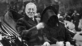 Auch der 28. US-Präsident Woodrow Wilson, der 1919 "für seine Verdienste um die Beendigung des Ersten Weltkriegs und die Gründung des Völkerbunds" mit dem Nobelpreis ausgezeichnet wurde, war als Empfänger umstritten. Er beanspruchte die Vorherrschaft der weißen Rasse, rechtfertigte die Sklaverei und würdigte den Ku-Klux-Klan.