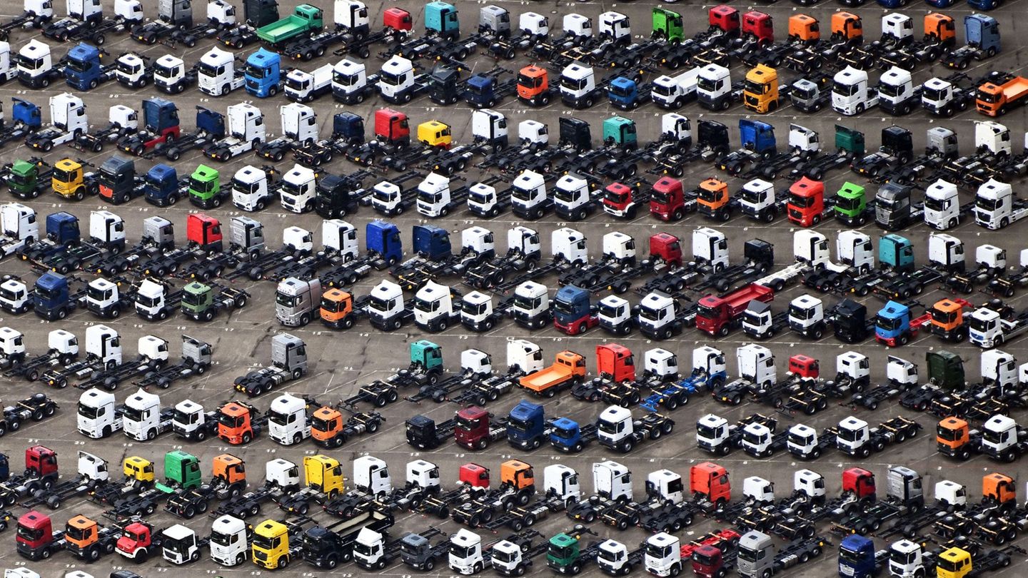 Der Absatz von Daimler Truck geht zurück - insbesondere in den Nordamerika. (Archivbild) Foto: Uli Deck/dpa