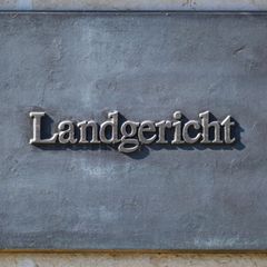 Weil er mit einer Axt auf seinen Nachbarn losgegangen sein soll, steht ein Mann vor dem Landgericht Görlitz. (Symbolbild) Foto: