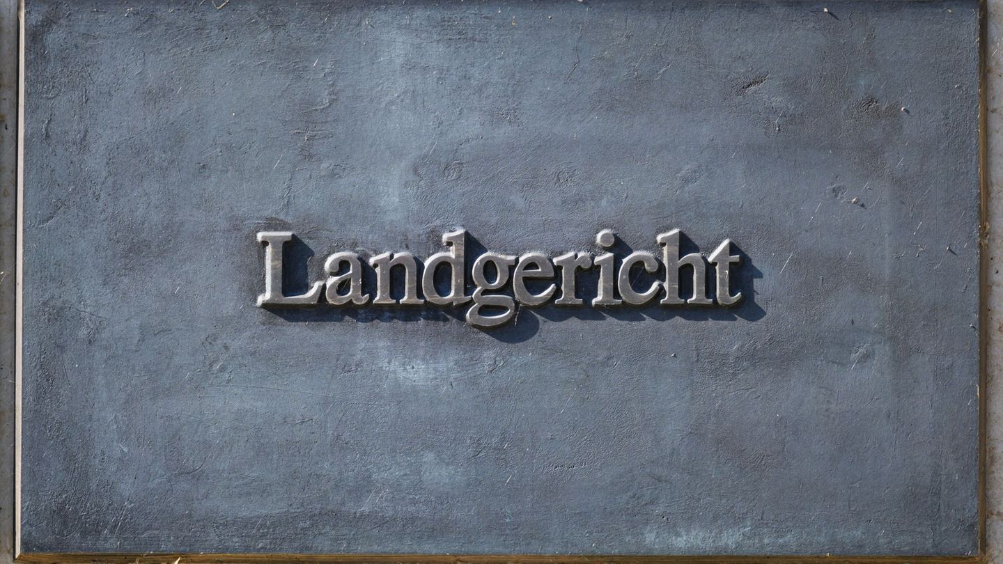 Weil er mit einer Axt auf seinen Nachbarn losgegangen sein soll, steht ein Mann vor dem Landgericht Görlitz. (Symbolbild) Foto: