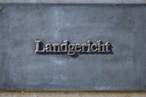 Weil er mit einer Axt auf seinen Nachbarn losgegangen sein soll, steht ein Mann vor dem Landgericht Görlitz. (Symbolbild) Foto: