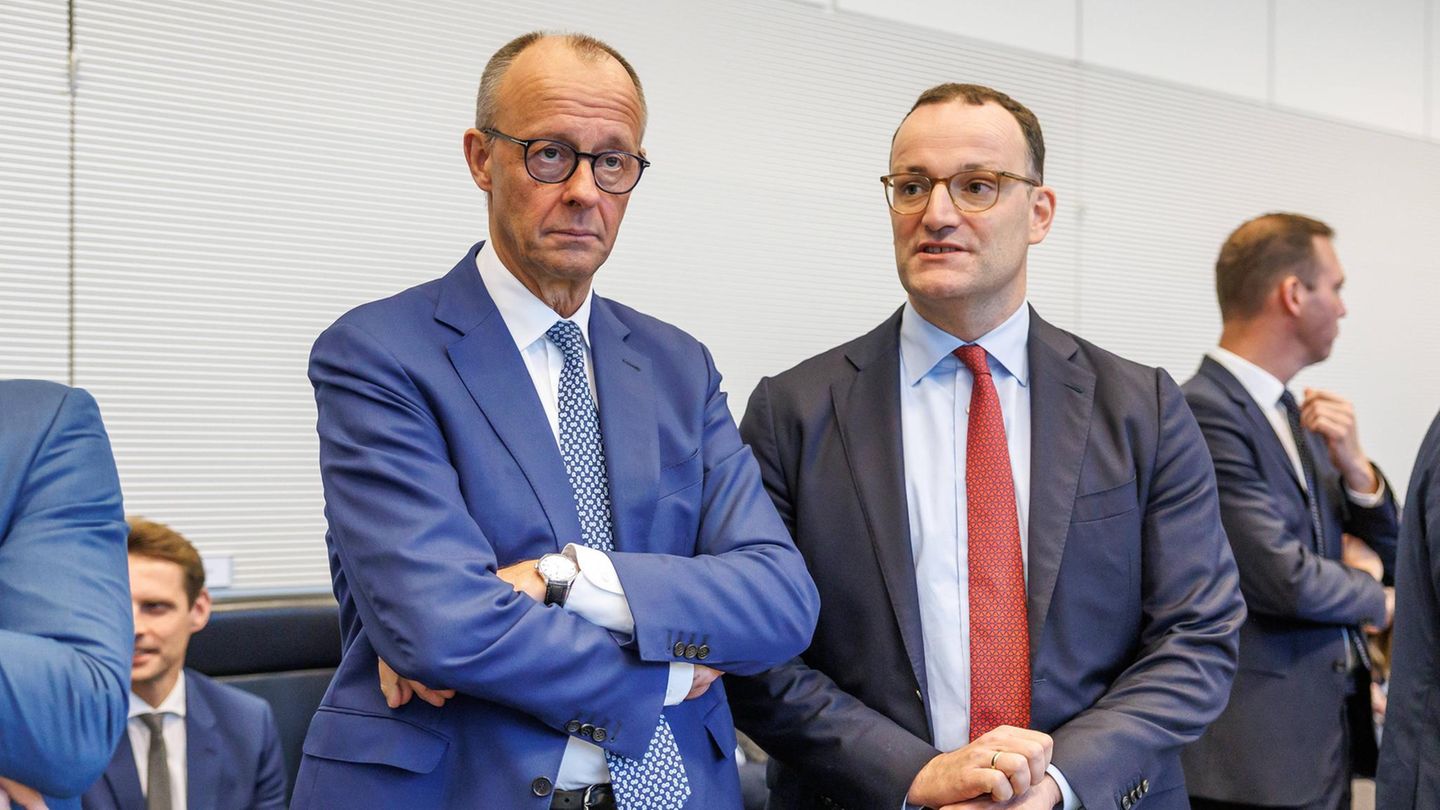 Friedrich Merz und Jens Spahn im Fraktionssaal der Union