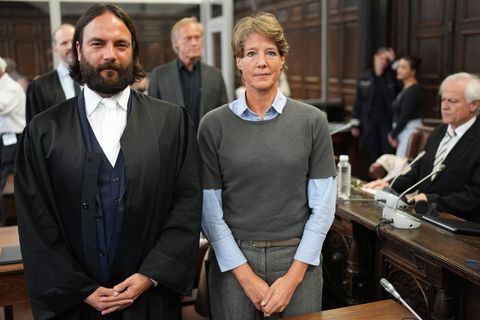 Anwalt Ingo Bott und seine Mandantin Christina Block stehen vor Prozessbeginn im Gerichtssaal. Foto: Marcus Brandt/dpa/dpa Pool