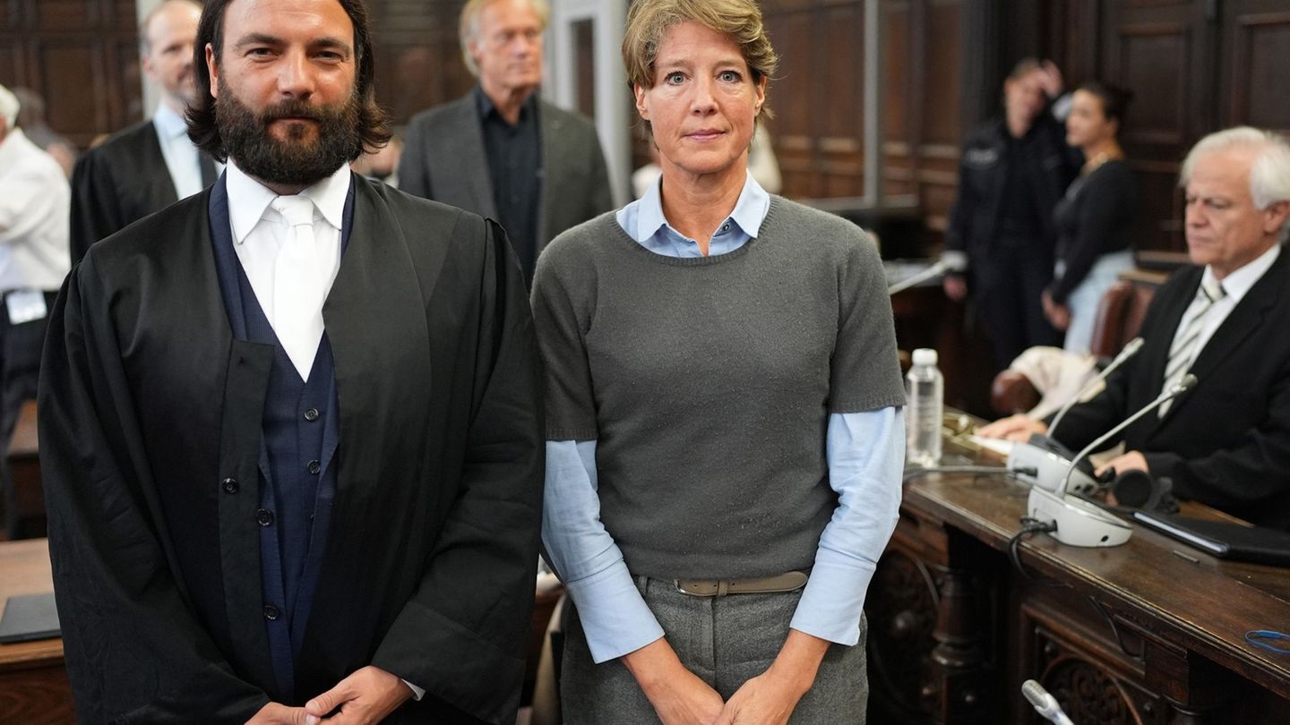 Anwalt Ingo Bott und seine Mandantin Christina Block stehen vor Prozessbeginn im Gerichtssaal. Foto: Marcus Brandt/dpa/dpa Pool