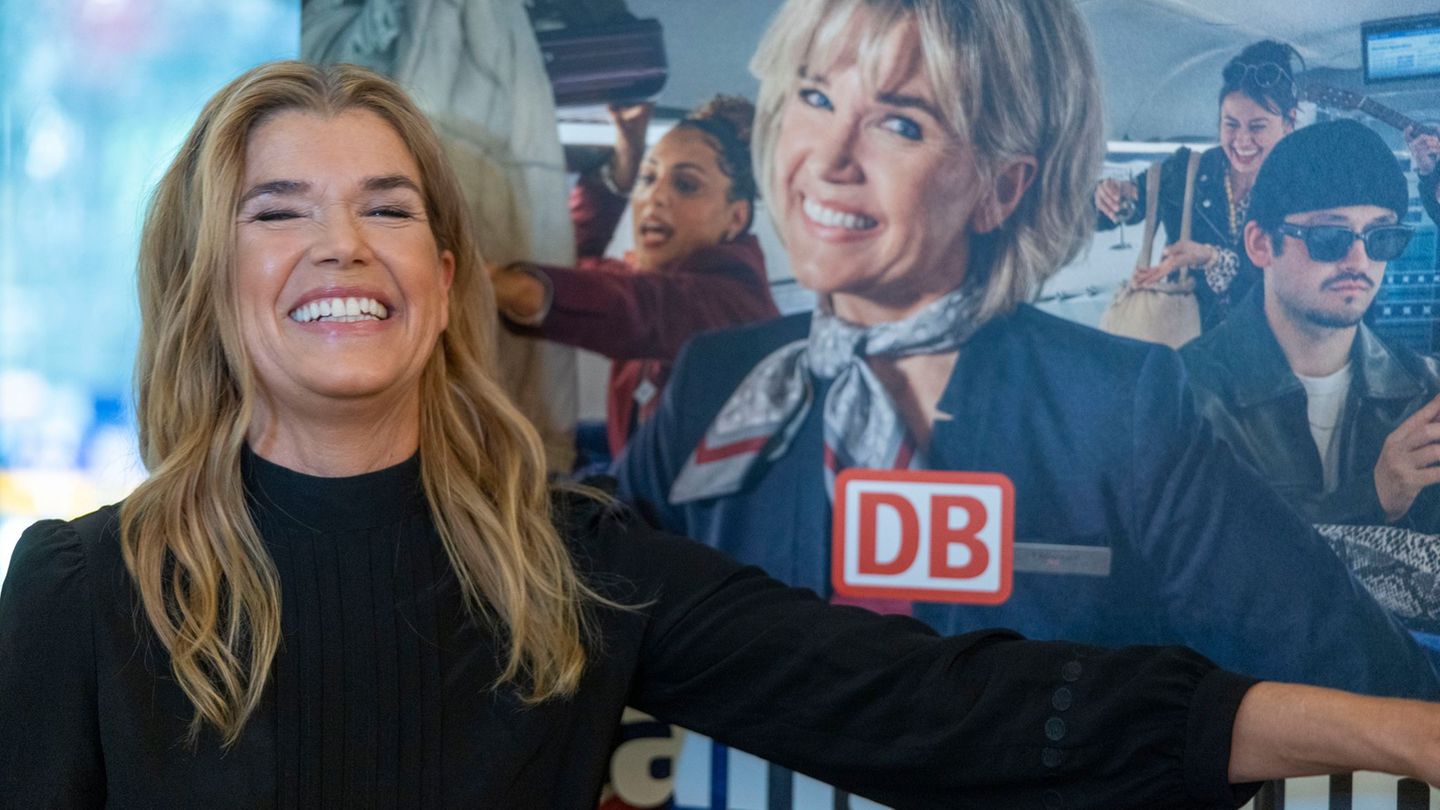 Mit Humor den Alltag im Zug erzählen. Engelke hat mit der Bahn eine Webserie gedreht Foto: Helmut Fricke/dpa