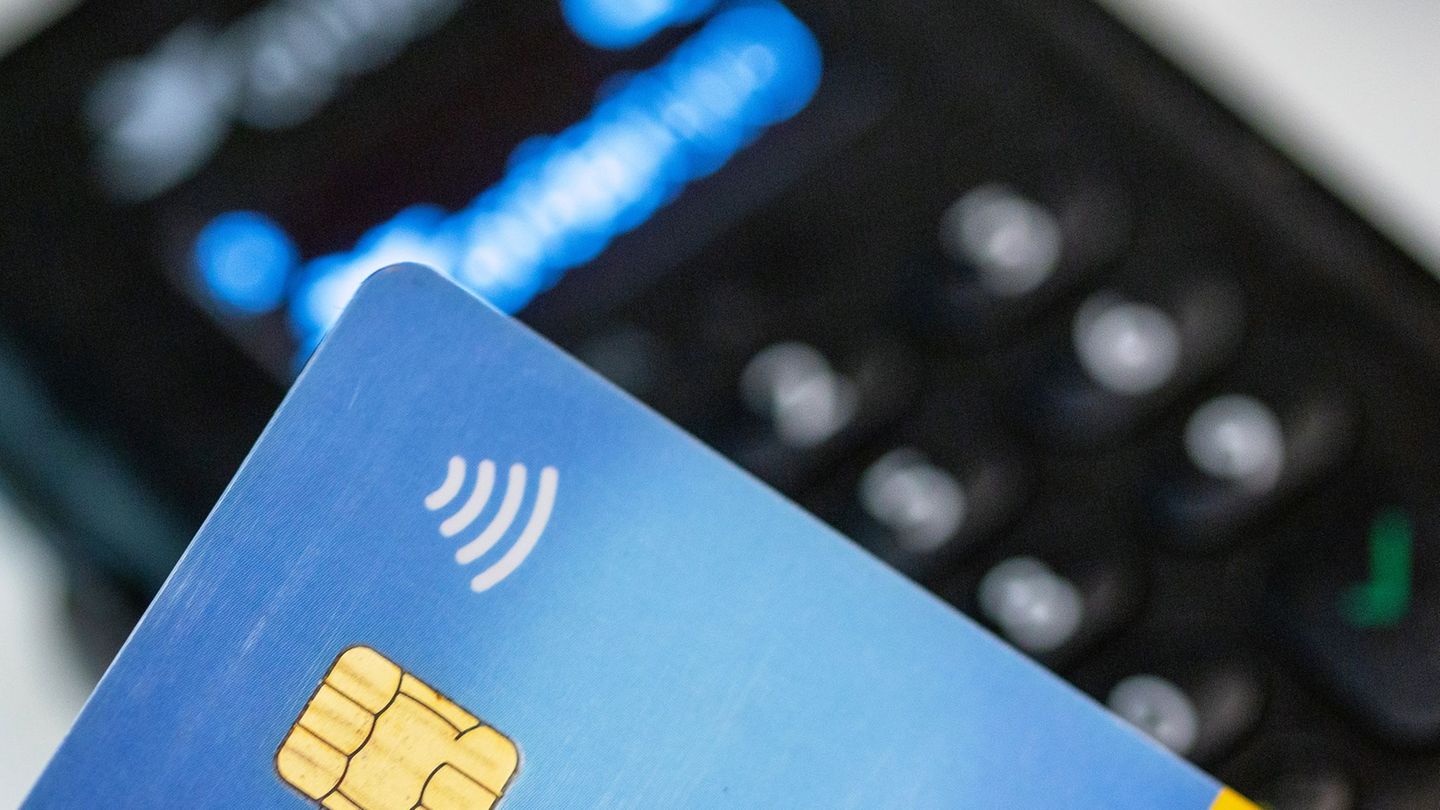 Wer die Girocard nutzt, soll erfolgreiches Bezahlen besser sehen und hören können. (Symbolbild) Foto: Fernando Gutierrez-Juarez/