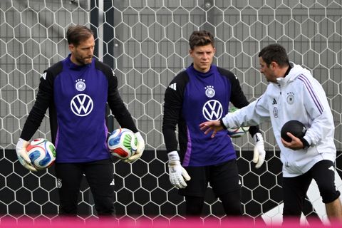 Oliver Baumann (l.) hört Torwart-Trainer Andreas Kronenberg aufmerksam zu. Foto: Federico Gambarini/dpa
