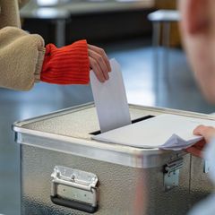 Dürfen bald 16-Jährige bei Landtagswahlen in NRW ihre Stimme abgeben? (Symbolbild) Foto: Helena Dolderer/dpa