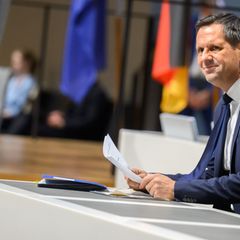 Niedersachsens Ministerpräsident Lies fordert einen gemeinsamen Zukunftspakt für die Autoindustrie. Foto: Julian Stratenschulte/