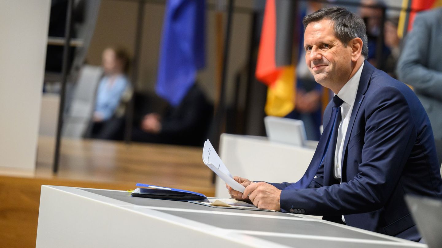 Niedersachsens Ministerpräsident Lies fordert einen gemeinsamen Zukunftspakt für die Autoindustrie. Foto: Julian Stratenschulte/