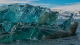 Im Frühjahr trifft im Ilulissat-Eisfjord süß auf salzig – wenn sich die schmelzenden Eisberge aus Trinkwasser unter die Schollen aus Salzwasser mischen. Die Gletscherreste stammen aus vom etwa 50 Kilometer entfernten Sermeq Kujalleq, auch Ilulissat-Gletscher genannt