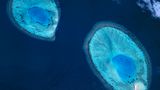 Wie Mikroben unter einem Mikroskop sehen diese beiden Koralleninseln im Baa-Atoll aus. Das Wasser dort ist zwischen 25 und 30 Grad warm. Immer. Beste Bedingungen für die unzähligen Korallentierchen, aus dessen Stützskelett letztlich die Riffe bestehen