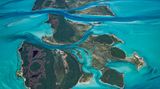 Trennendes Meer: Starke Gezeitenströmungen spülen im flachen Wasser der Bahamas tiefe Kanäle zwischen den Inseln von Exuma aus