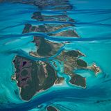 Trennendes Meer: Starke Gezeitenströmungen spülen im flachen Wasser der Bahamas tiefe Kanäle zwischen den Inseln von Exuma aus