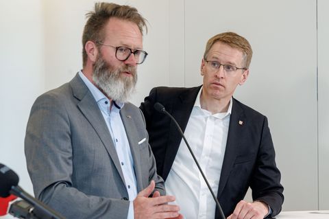 Ministerpräsident Daniel Günther (r) und Wirtschaftsminister Claus Ruhe Madsen gaben die Zahlen beim Glasfaserforum in Kiel beka