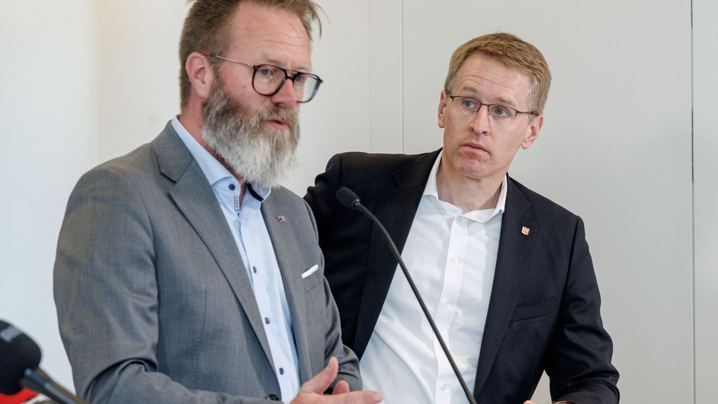Ministerpräsident Daniel Günther (r) und Wirtschaftsminister Claus Ruhe Madsen gaben die Zahlen beim Glasfaserforum in Kiel beka