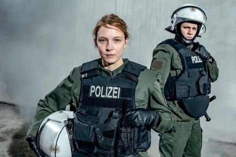 Rebecca Henselmann (Magdalena Laubisch) will, ebenso wie Christoph Laurin (Max von der Groeben), als gute und erfolgreiche Pol