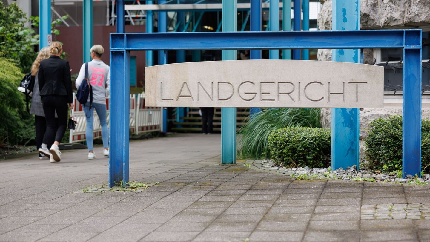 Prozessauftakt am Landgericht: Ein Mann soll seine Frau im Schlaf erstochen haben. (Archivbild) Foto: Friso Gentsch/dpa