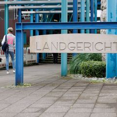 Prozessauftakt am Landgericht: Ein Mann soll seine Frau im Schlaf erstochen haben. (Archivbild) Foto: Friso Gentsch/dpa