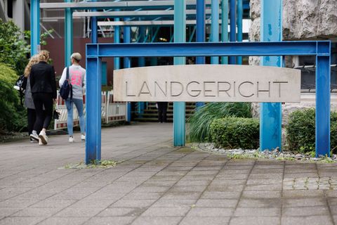 Prozessauftakt am Landgericht: Ein Mann soll seine Frau im Schlaf erstochen haben. (Archivbild) Foto: Friso Gentsch/dpa