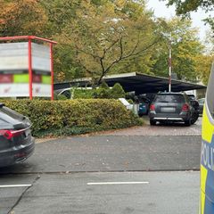 Einsatzwagen der Polizei stehen vor einer Paderborner Berufsschule