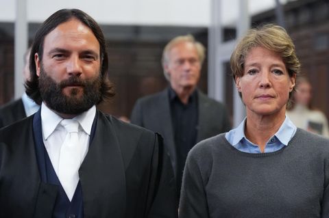 Christina Block und ihr Verteidiger Ingo Bott stehen im Gerichtssaal – im Hintergrund Gerhard Delling