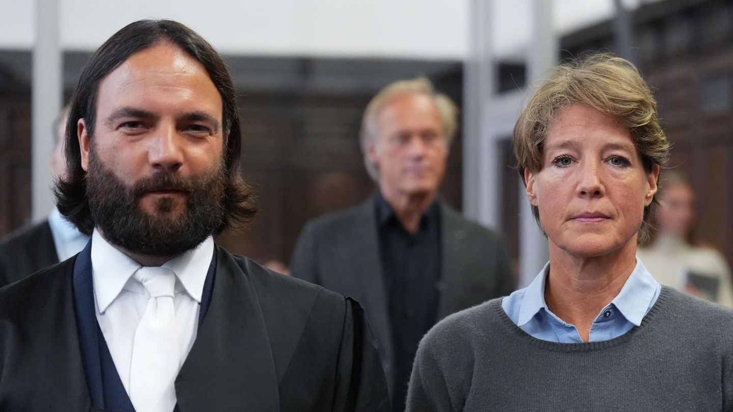 Christina Block und ihr Verteidiger Ingo Bott stehen im Gerichtssaal – im Hintergrund Gerhard Delling