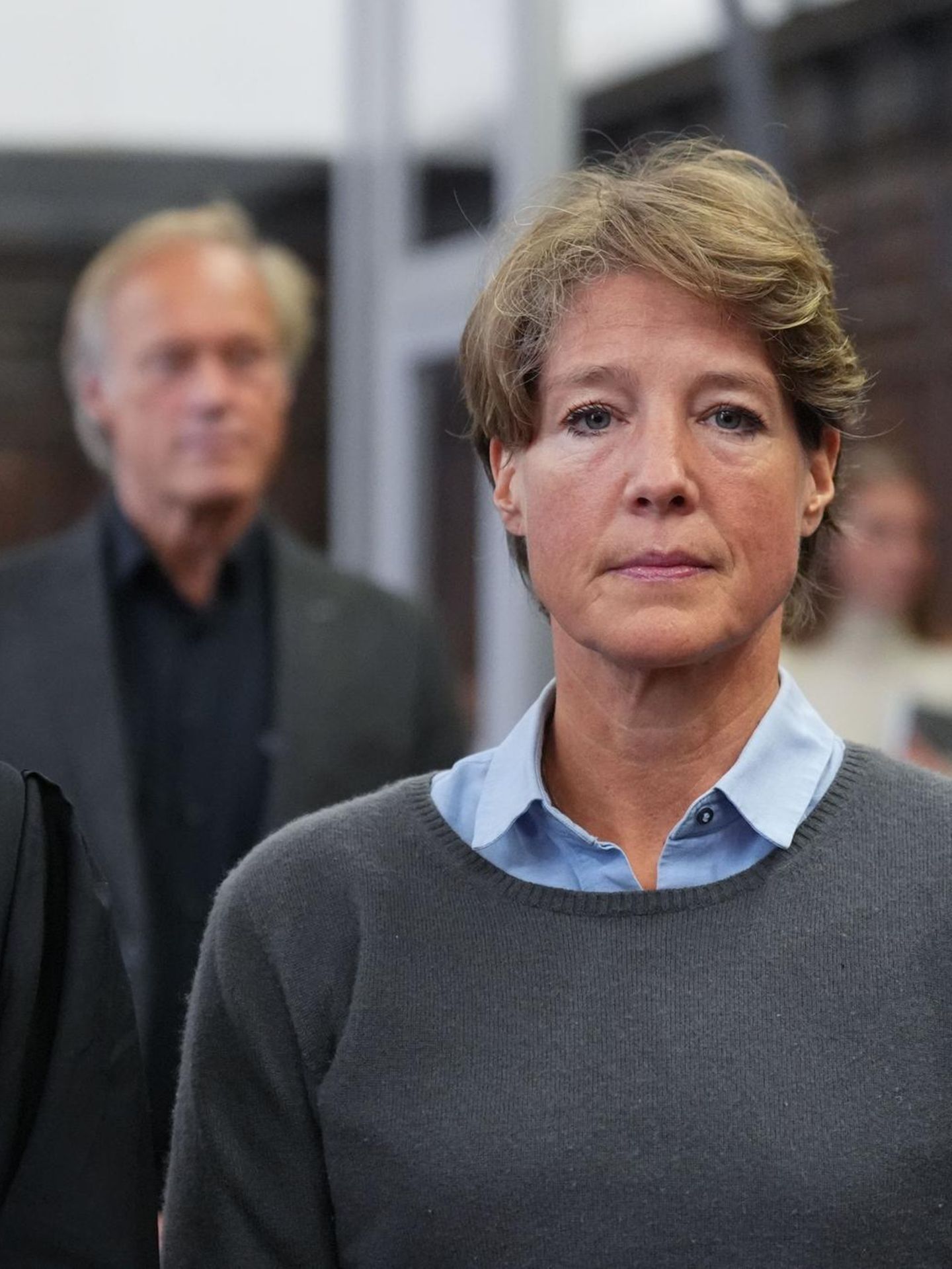 Christina Block und ihr Verteidiger Ingo Bott stehen im Gerichtssaal – im Hintergrund Gerhard Delling