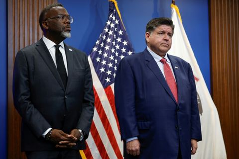 Brandon Johnson (links) und JB Pritzker